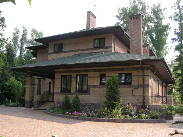 Главный и боковые фасады дома