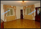 Фото штор из золотой парчи и шелка с гладким рисунком, тюль в гостиной