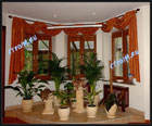 Фото сочетания бамбуковых жалюзи и атласа для окна в гостиной