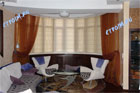 Фото сочетания римских штор (закрытое состояние) с тюлевыми шторами в гостиной