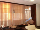 Фото тюлевых жалюзи и шторы из натурального шелка с вышивкой в гостиной