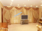 Фото штор и ламбрекенов из шелка с вышивкой и тюлевые жалюзи в гостиной