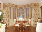 Фото штор из атласа с золотой вышивкой и тюлевые жалюзи в гостиной
