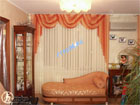 Фото тюлевых жалюзи и двухцветный ламбрекен в классической гостиной