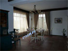 Фото - сочетание видов бельгийского льна в оформлении окна в гостиной. Стиль кантри
