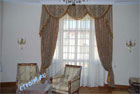Фото штор из парчи с отделкой полосатым шелком и с классической бахромой для гостиной