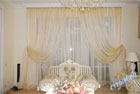 Фото комбинированных штор и органза с хрустальной бахромой в оформлении интерьера гостиной