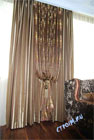Фото штор из жаккардовой ткани с аксессуарами из кисти в гостиной