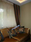 Фото гостиной. Шторы из полосатой ткани с декоративными подушками