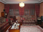 Фото штор из жаккарда с ламбрекенами в гостиной
