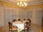 Фото штор из тюля с вышивкой и ламбрекены из шелка в гостиной